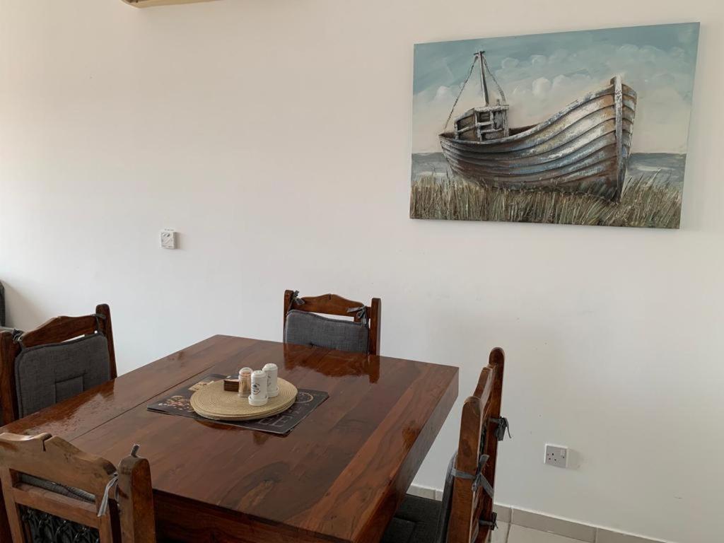 Comfortable 2 Bedroom Apartment In Popular Limnaria Gardens Paphos Bagian luar foto