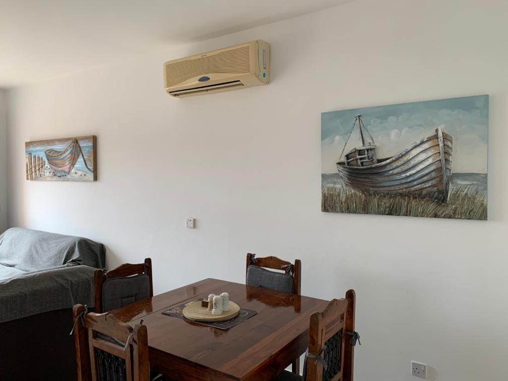 Comfortable 2 Bedroom Apartment In Popular Limnaria Gardens Paphos Bagian luar foto